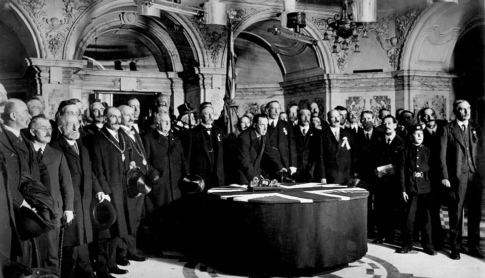 Sir Edward Carson signing the Ulster Covenant
