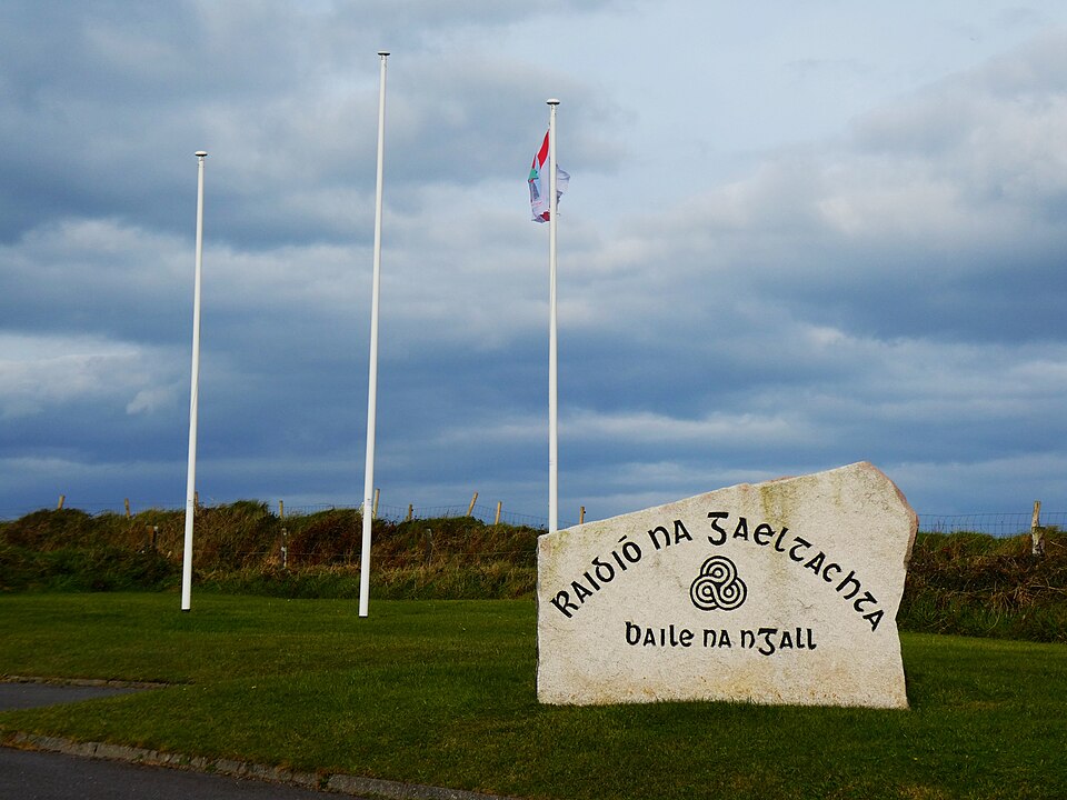Irish language sign in Dingle